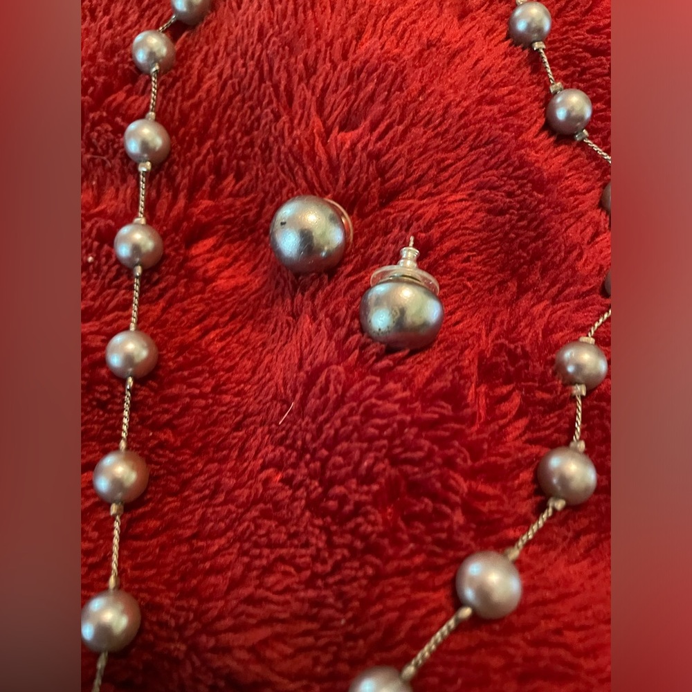 🩶 ARIS~polished gray necklace w simulated Pearls 16”long w matching earrings EUC